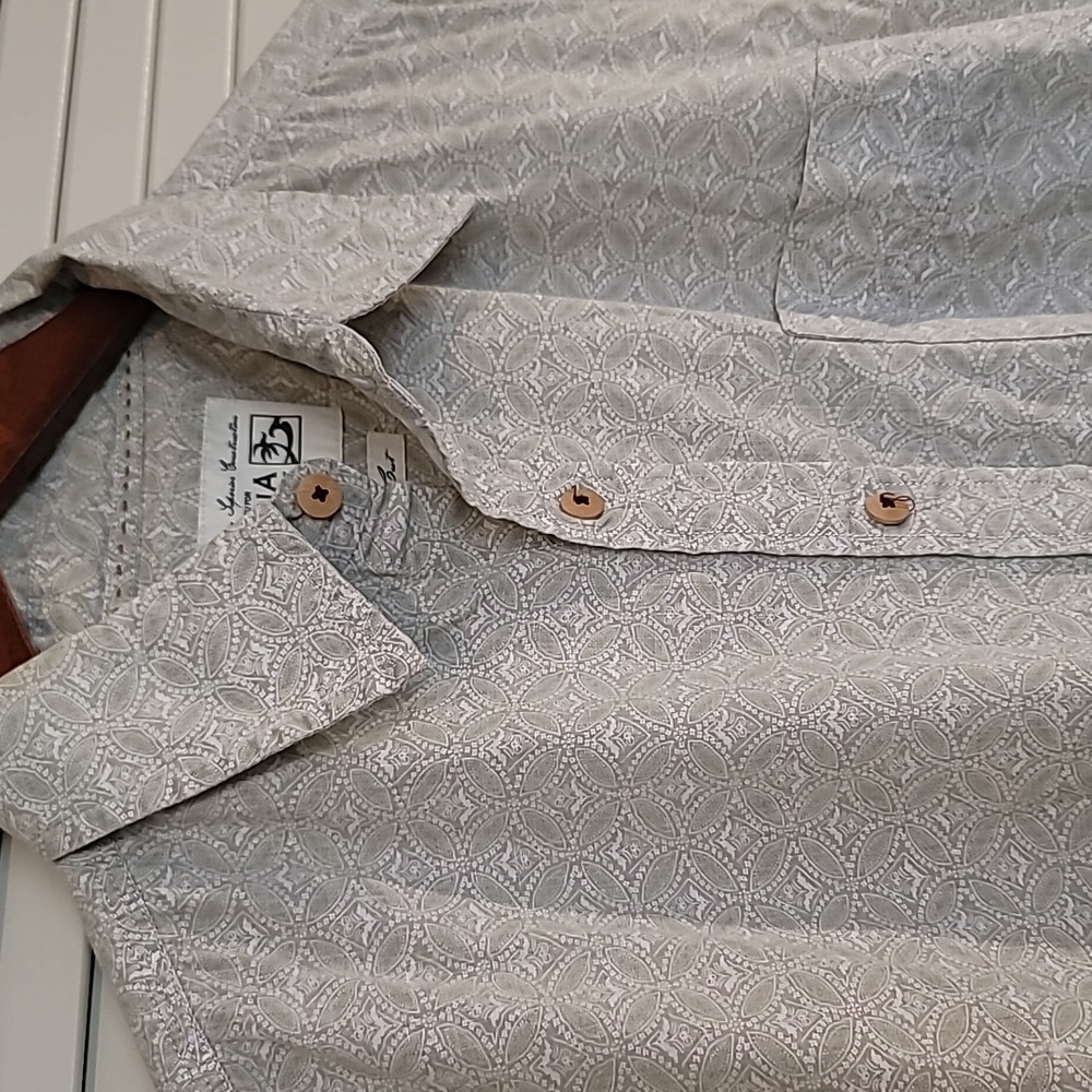 Honolua Surf. Men's Traditional Cut Button-down shirt.  Size M
